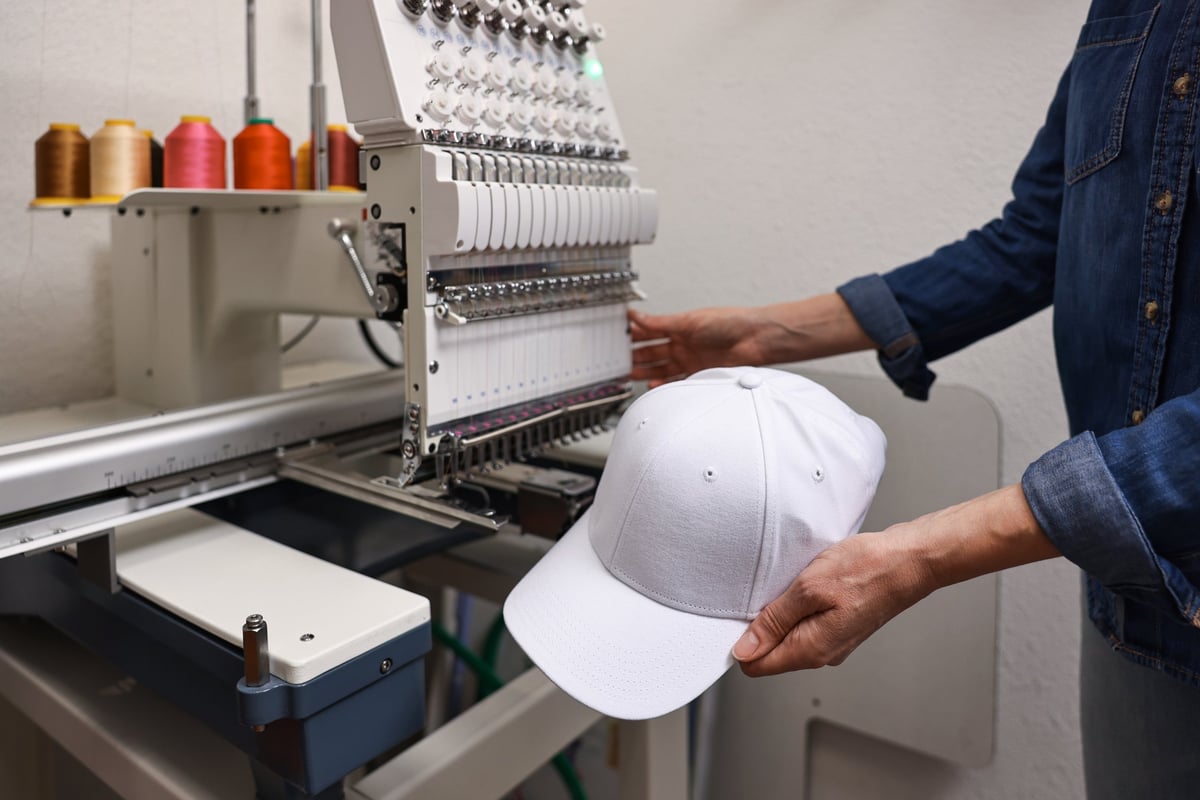Gorra personalizada en elaboración con máquina de bordado
