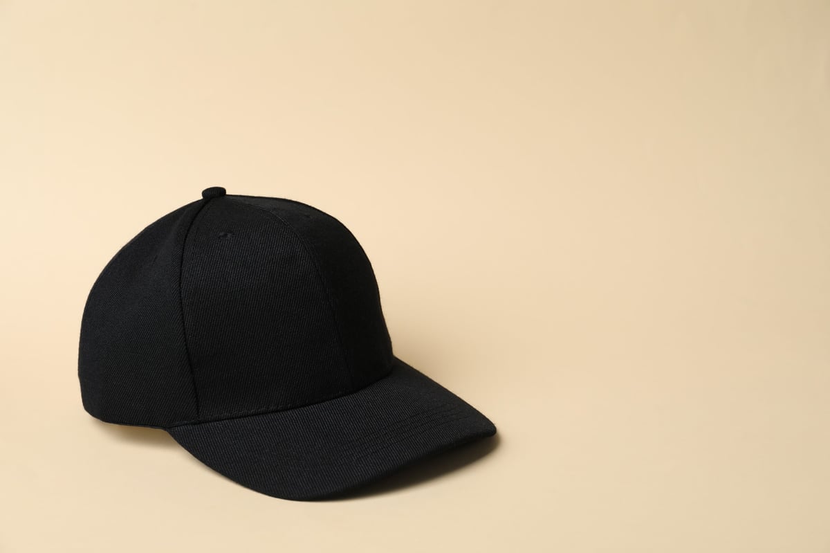 Gorra negra sobre fondo neutro