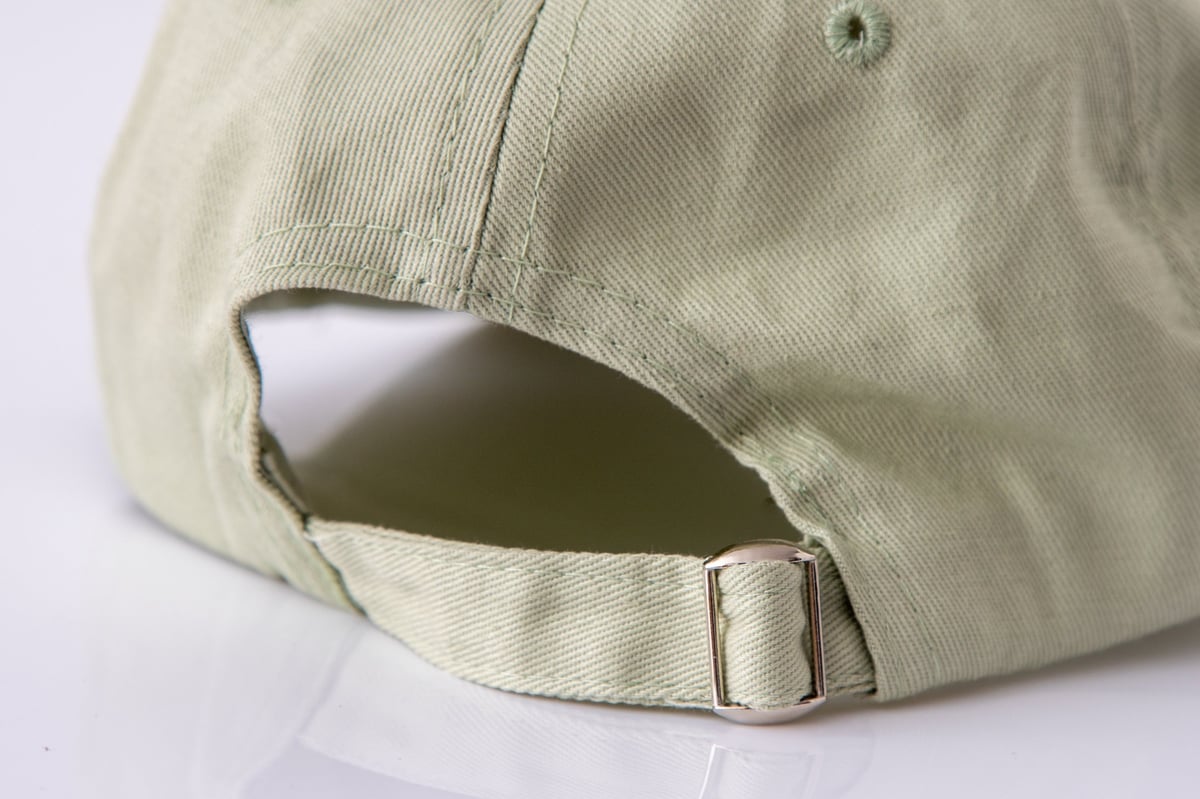 Detalle del ajuste y cierre de una gorra